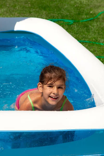 Adorable Feliz Adolescente Chica Traje Baño Jugando Piscina Verano —  Fotos de Stock