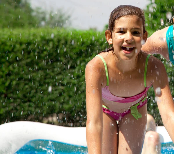 Yaz Aylarında Havuzda Oynayan Mayo Sevimli Mutlu Genç Kız — Stok fotoğraf