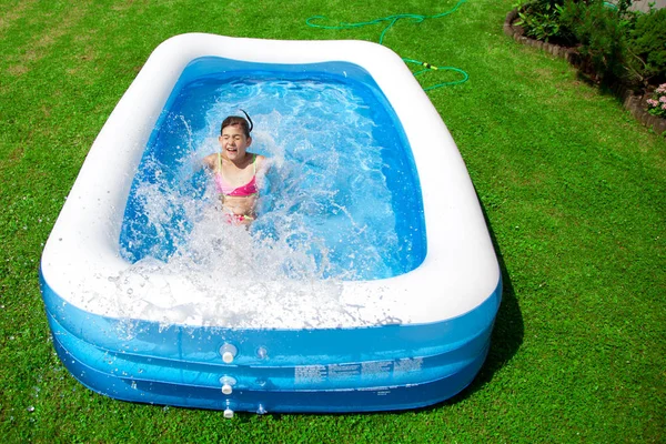 Vista Ángulo Alto Linda Chica Adolescente Feliz Jugando Piscina Verano — Foto de Stock