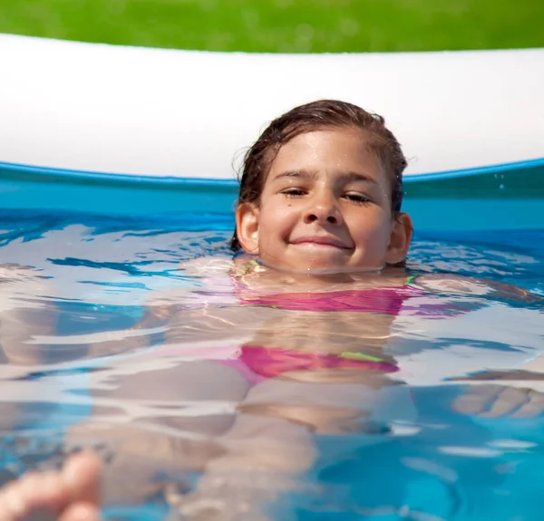 Yaz Aylarında Havuzda Oynayan Sevimli Mutlu Genç Kız — Stok fotoğraf