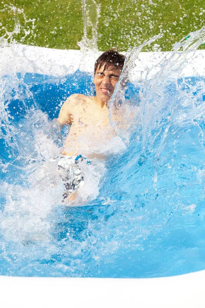 Hombre Joven Relajándose Piscina — Foto de Stock