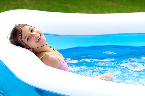 Yaz Aylarında Havuzda Oynayan Sevimli Mutlu Genç Kız — Stok fotoğraf