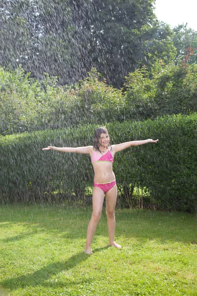 Αξιολάτρευτο Ευτυχισμένος Έφηβος Κορίτσι Μαγιό Παίζοντας Στον Κήπο — Φωτογραφία Αρχείου