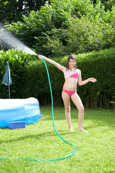 Adorable Chica Adolescente Jugando Con Manguera Jardín Soleado Día Verano — Foto de Stock