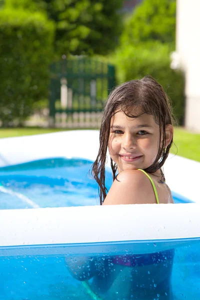 Havuzda Oturan Kameraya Gülümseyen Sevimli Çocuk — Stok fotoğraf