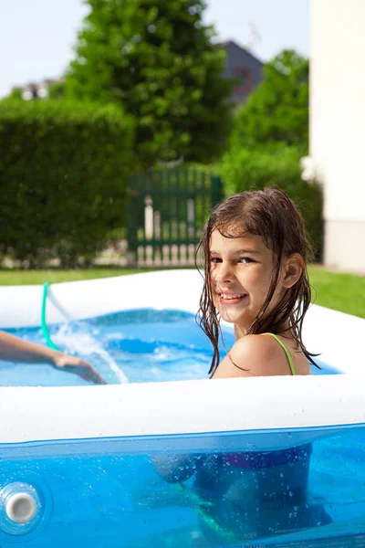 Havuzda Oturan Kameraya Gülümseyen Sevimli Çocuk — Stok fotoğraf