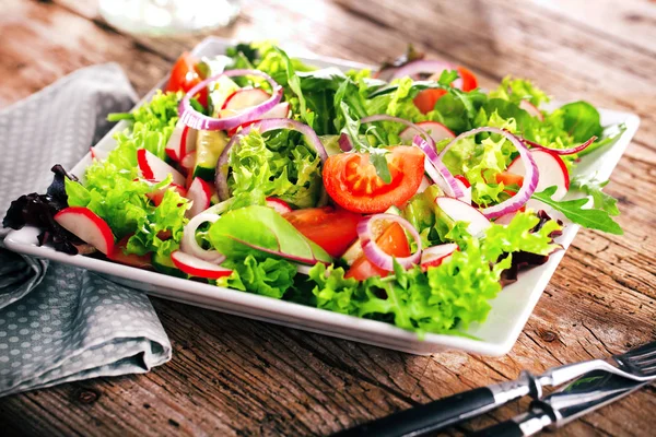 Nahaufnahme Von Köstlichem Frischen Gemüsesalat Teller Auf Holztisch — Stockfoto