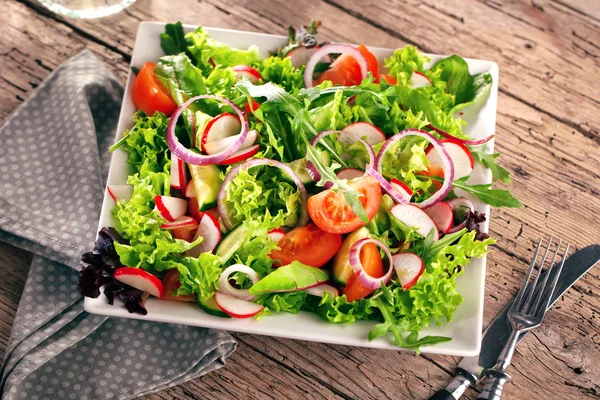 Vista Superior Deliciosa Ensalada Verduras Frescas Plato Mesa Rústica Oscura — Foto de Stock