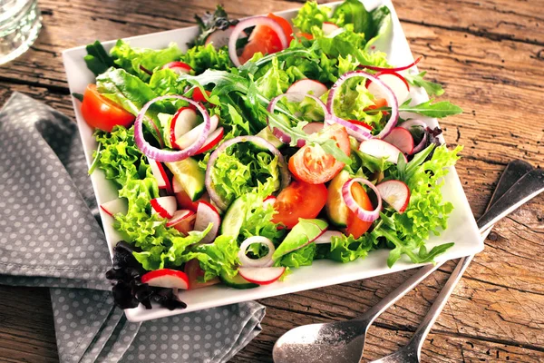 Draufsicht Auf Köstlichen Frischen Gemüsesalat Teller Auf Dunklem Rustikalem Tisch — Stockfoto