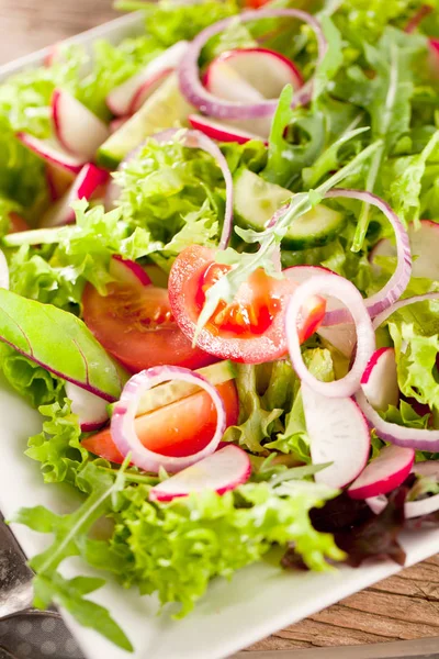 Nahaufnahme Von Köstlichem Frischen Gemüsesalat Teller Auf Dunklem Rustikalem Tisch — Stockfoto