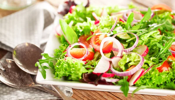 Vista Cerca Deliciosa Ensalada Verduras Frescas Plato Mesa Rústica Oscura — Foto de Stock