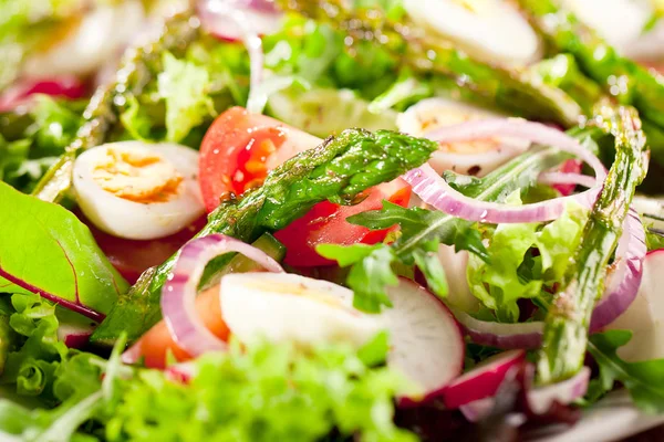 Vista Cerca Deliciosa Ensalada Con Croutons Huevos Codorniz Tomates Cherry — Foto de Stock