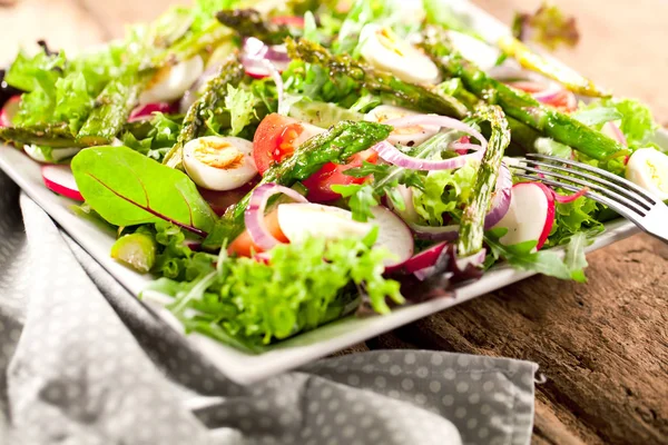 Caesar Salat Mit Croutons Kirschtomaten Wachteleiern Und Gegrilltem Huhn Teller — Stockfoto