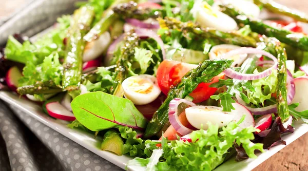 Caesar Salat Mit Croutons Kirschtomaten Wachteleiern Und Gegrilltem Huhn Teller — Stockfoto