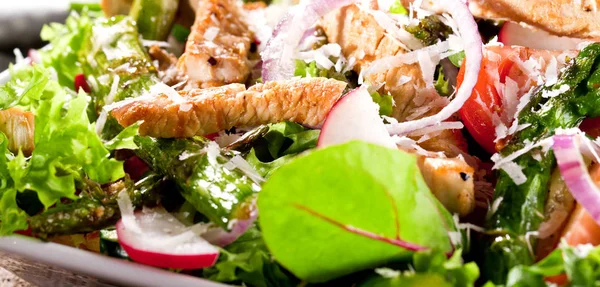 Salada Caesar Com Croutons Tomate Cereja Frango Grelhado Prato Mesa — Fotografia de Stock