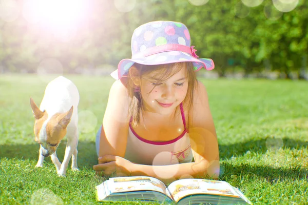 Sevimli Gülümseyen Çocuk Çim Üzerinde Yalan Kitap Okuma — Stok fotoğraf