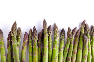 Beyaz arka plan üzerinde taze olgun yeşil kuşkonmaz Üstten Görünüm