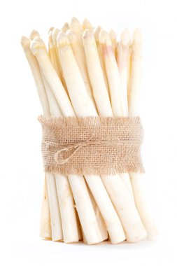 Beyaz arka plan üzerinde taze olgun organik kuşkonmaz demet 