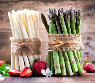 taze kuşkonmaz ve olgun çilek yakından görmek ahşap masa, seçici odak üzerinde