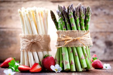 taze kuşkonmaz ve olgun çilek yakından görmek ahşap masa, seçici odak üzerinde