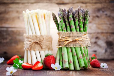 taze kuşkonmaz ve olgun çilek yakından görmek ahşap masa, seçici odak üzerinde