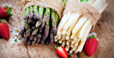 lezzetli taze kuşkonmaz ve olgun çilek yakından görmek ahşap tablo  
