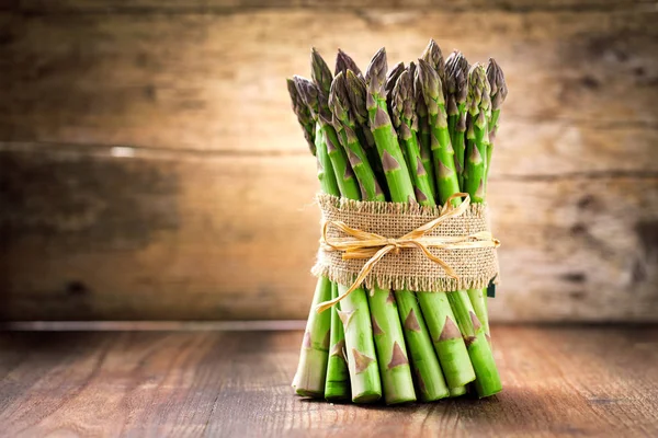 Pęczek Świeżych Zielonych Szparagów Organicznych Powierzchni Drewnianych Zbliżenie — Zdjęcie stockowe