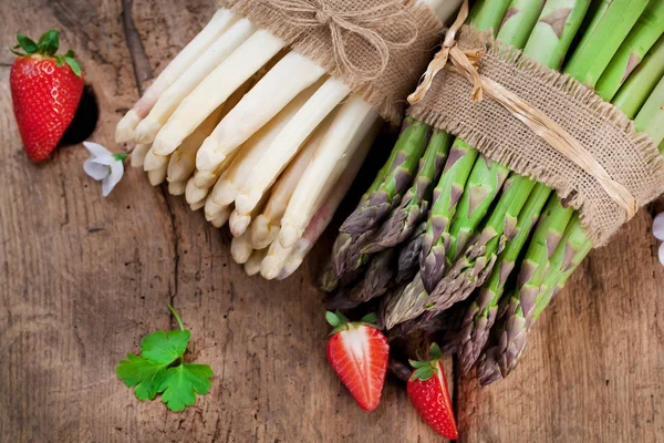 Bovenaanzicht Van Heerlijke Verse Asperges Rijpe Aardbeien Houten Tafel — Stockfoto