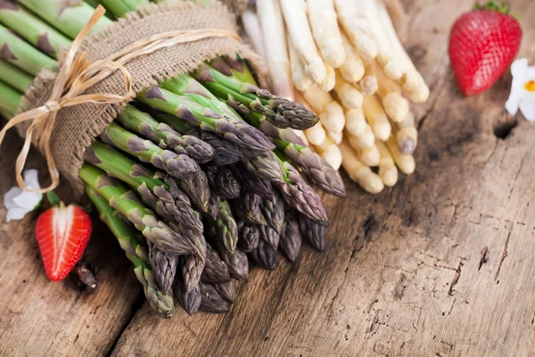 Close Beeld Van Heerlijke Groene Witte Asperges Rijpe Aardbeien Houten — Stockfoto