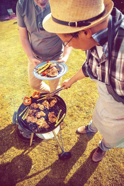 Amigos Pendurados Juntos Grelhados Carne Livre — Fotografia de Stock