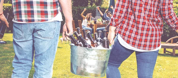 Jovens Amigos Beber Cerveja Sair Juntos Quintal — Fotografia de Stock