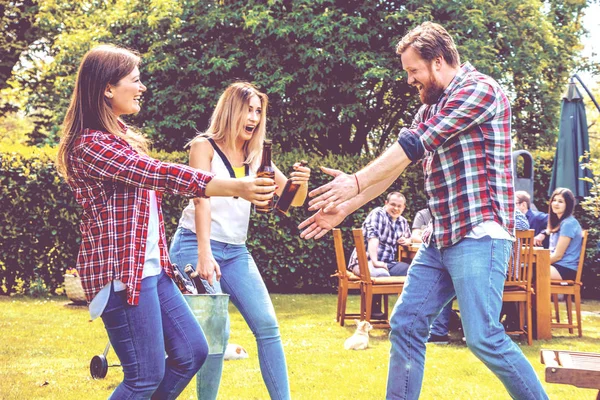 Junge Freunde Trinken Bier Und Hängen Gemeinsam Hinterhof Herum — Stockfoto