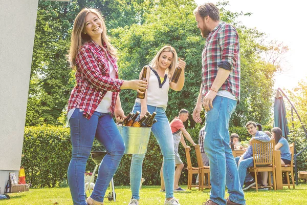 Amici Diversi Che Escono Giardino Concetto Bere — Foto Stock