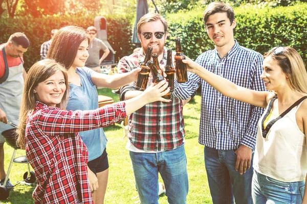 Allegri Giovani Amici Bere Birra Uscire Insieme All Aperto — Foto Stock