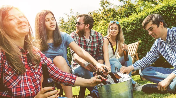 Fröhliche Junge Freunde Die Bier Trinken Und Zusammen Freien Abhängen — Stockfoto