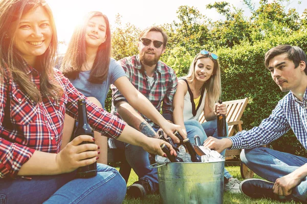 Ευτυχισμένοι Νεαροί Φίλοι Πίνουν Μπύρα Και Κάνουν Παρέα Έξω — Φωτογραφία Αρχείου