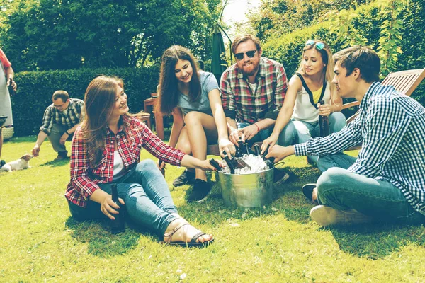 Fröhliche Junge Freunde Die Bier Trinken Und Zusammen Freien Abhängen — Stockfoto