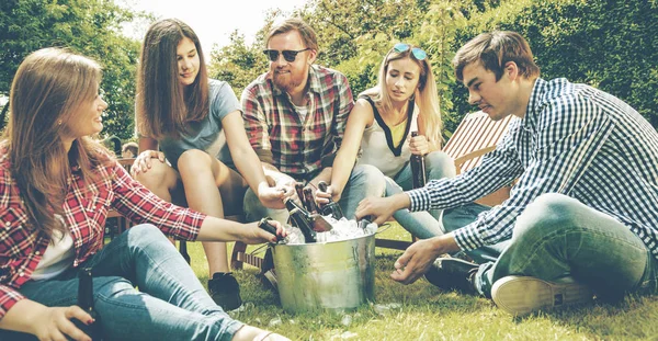 Fröhliche Junge Freunde Die Bier Trinken Und Zusammen Freien Abhängen — Stockfoto