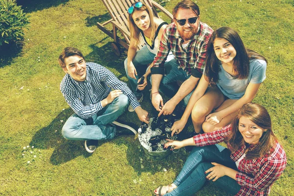 Blick Aus Der Vogelperspektive Auf Glückliche Junge Freunde Die Bier — Stockfoto