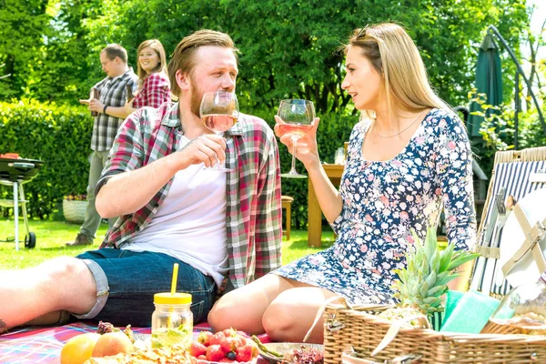 陽気な若いカップルがワインを飲み屋外でピクニックをしたり — ストック写真