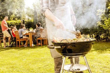 Çeşitli İnsanlar Arka Bahçede Takılıyor. Barbekü Konsepti 