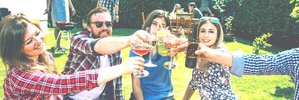 裏庭で過ごす多様な人々の友人 クリンキングビールボトル — ストック写真