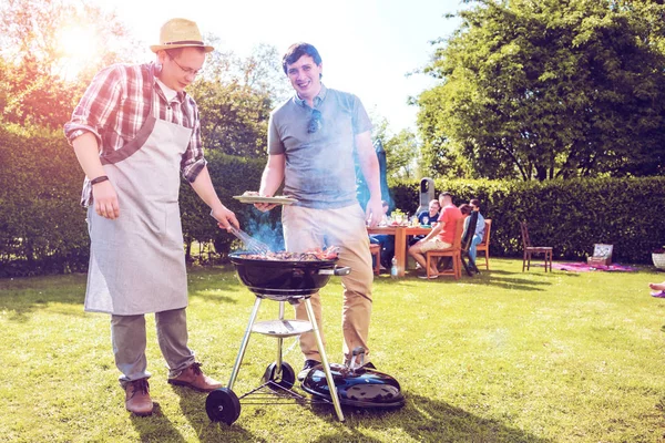 Gruppe Von Freunden Beim Grillen Garten — Stockfoto