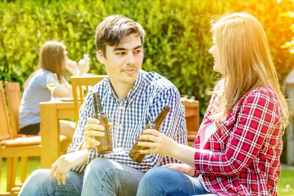 Χαρούμενοι Φίλοι Παρέα Και Πίνοντας Αλκοολούχα Ποτά Έξω — Φωτογραφία Αρχείου
