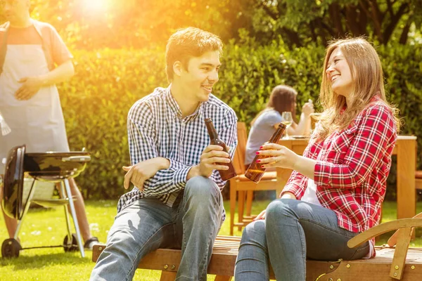 Fröhliche Freunde Hängen Zusammen Und Trinken Alkoholische Getränke Freien — Stockfoto