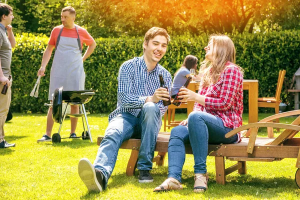 Fröhliche Junge Freunde Hängen Zusammen Und Trinken Alkoholische Getränke Freien — Stockfoto