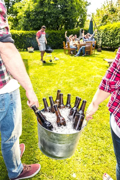 裏庭で遊ぶ多様な人たちとビールを飲む — ストック写真