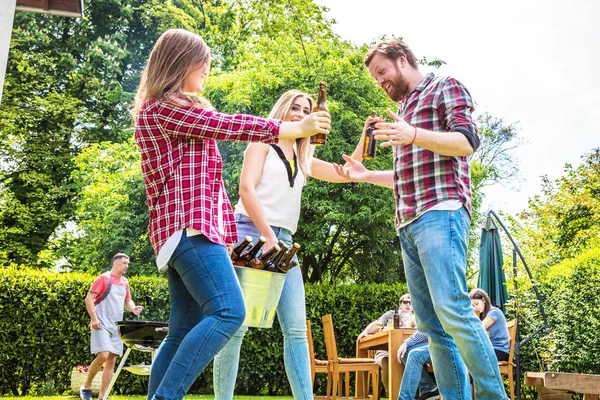 Fröhliche Junge Freunde Hängen Zusammen Und Trinken Alkoholische Getränke Freien — Stockfoto