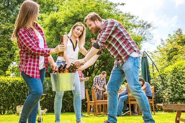 Fröhliche Junge Freunde Hängen Zusammen Und Trinken Alkoholische Getränke Freien — Stockfoto