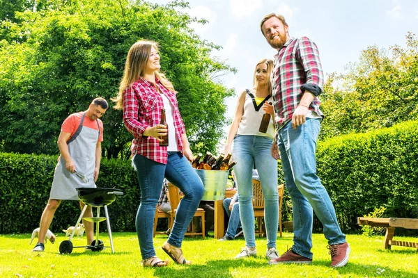 一緒にぶらついてお酒を飲む陽気な若い友人屋外 — ストック写真